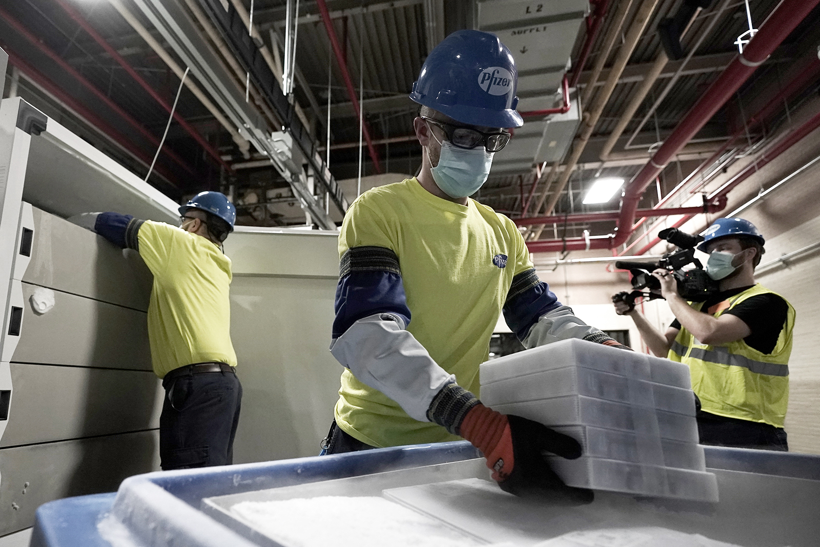 epa08881569 Boxes containing the Pfizer-BioNTech COVID-19 vaccine are prepared to be shipped at the Pfizer Global Supply Kalamazoo manufacturing plant in Portage, Michigan, USA, 13 December 2020.  EPA/MORRY GASH / POOL