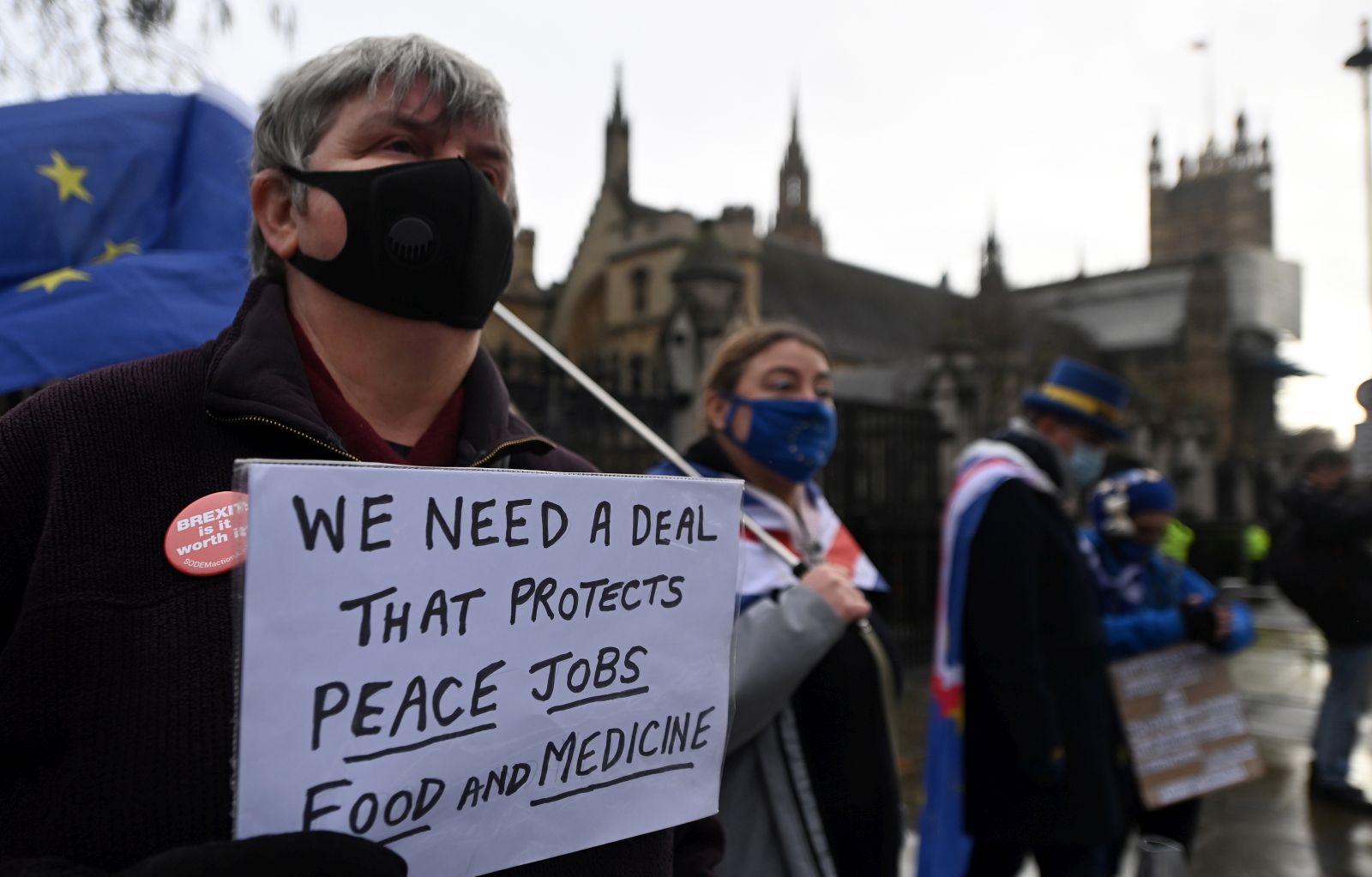 epa08883660 Pro EU campaigners outside parliament in London, Britain, 14 December 2020. The UK and EU governments have said they want 'to go the extra mile' in a new push to reach agreement on post-Brexit trade.  EPA/ANDY RAIN