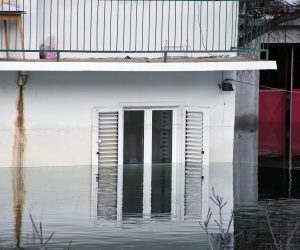 Vrgorac, 14.12.2020.- Zapovjednik Stoera civilne zatite i dogradonaèelnik Vrgorca Mile Herceg izvijestio je na tiskovnoj konferenciji u Kokoriæima da je vodostaj pao ispod maksimalne razine za 58 centimetara i da u zadnjih 12 sati voda opada za 2 cm po satu. 
foto HINA/ Jure DIVIÆ/ ua