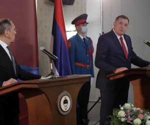 Sarajevo, 14.12.2020.- Ruski ministar vanjskih poslova Sergej Lavrov u ponedjeljak je potvrdio kako se njegova zemlja protivi izmjenama Daytonskog sporazuma te bilo kakvom angairanju meðunarodne zajednice u BiH kao i pribliavanju te drave NATO-u. Na slici Sergej Lavrov i predsjedatelj Predsjednitva BiH Milorad Dodik.  
foto HINA/ FENA/ ua