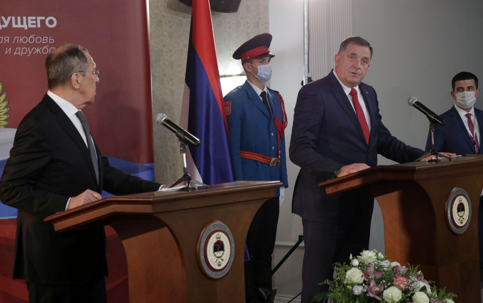 Sarajevo, 14.12.2020.- Ruski ministar vanjskih poslova Sergej Lavrov u ponedjeljak je potvrdio kako se njegova zemlja protivi izmjenama Daytonskog sporazuma te bilo kakvom angairanju meðunarodne zajednice u BiH kao i pribliavanju te drave NATO-u. Na slici Sergej Lavrov i predsjedatelj Predsjednitva BiH Milorad Dodik.  
foto HINA/ FENA/ ua