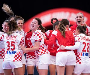 epa08885894 Croatia celebrates victory over Germany in the EHF EURO 2020 European Women's Handball main round group 2 match between Croatia and Germany at Sydbank Arena in Kolding, Denmark, 15 December 2020.  EPA/CLAUS FISKER DENMARK OUT