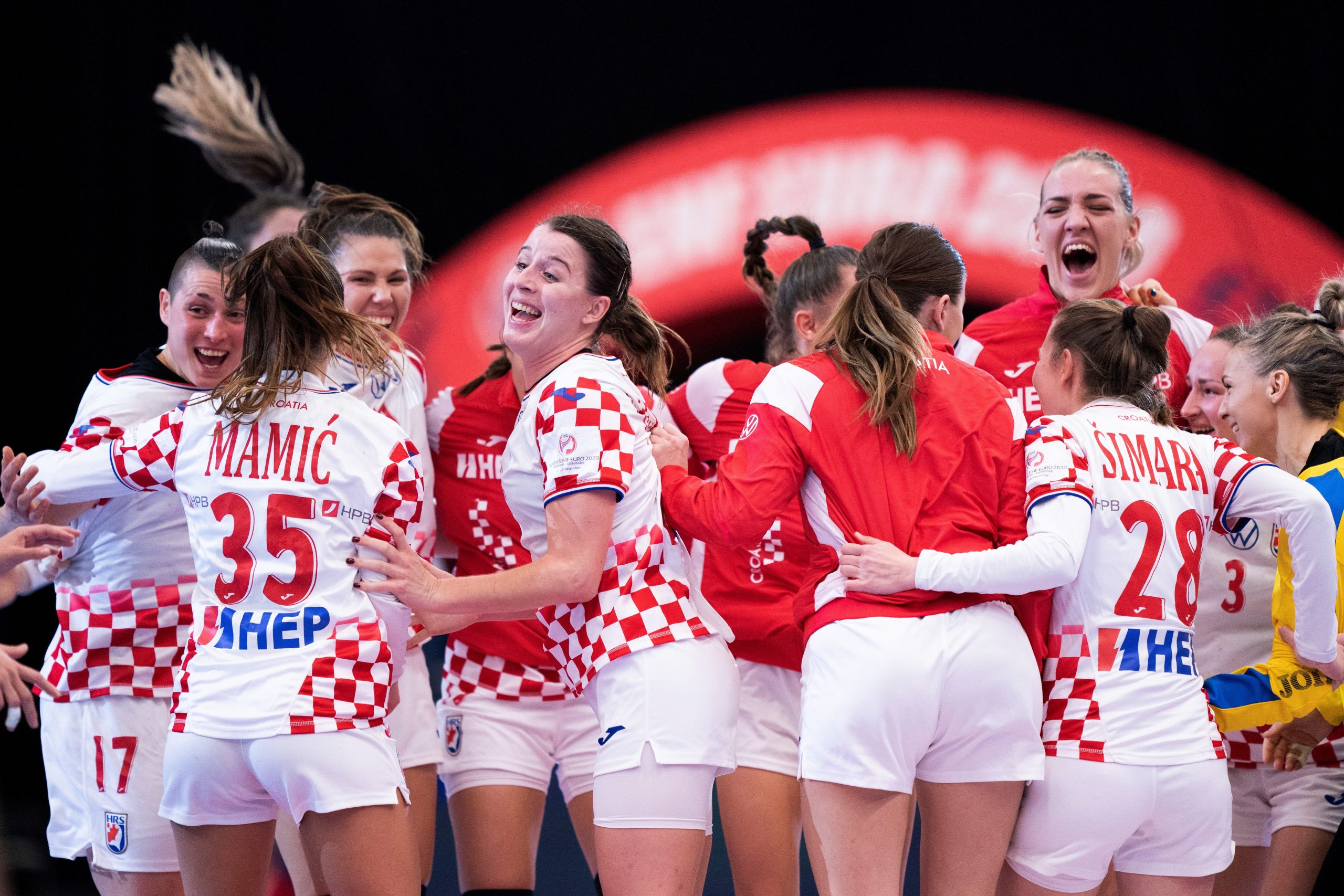 epa08885894 Croatia celebrates victory over Germany in the EHF EURO 2020 European Women's Handball main round group 2 match between Croatia and Germany at Sydbank Arena in Kolding, Denmark, 15 December 2020.  EPA/CLAUS FISKER DENMARK OUT
