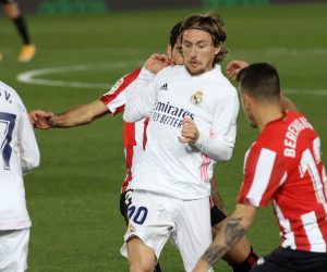 epa08886322 Real Madrid's midfielder Luka Modric (C)  in action during the Spanish LaLiga soccer match between Real Madrid and Athletic Club de Bilbao at Alfredo Di Stefano stadium in Madrid, Spain, 15 December 2020.  EPA/JUANJO MARTIN