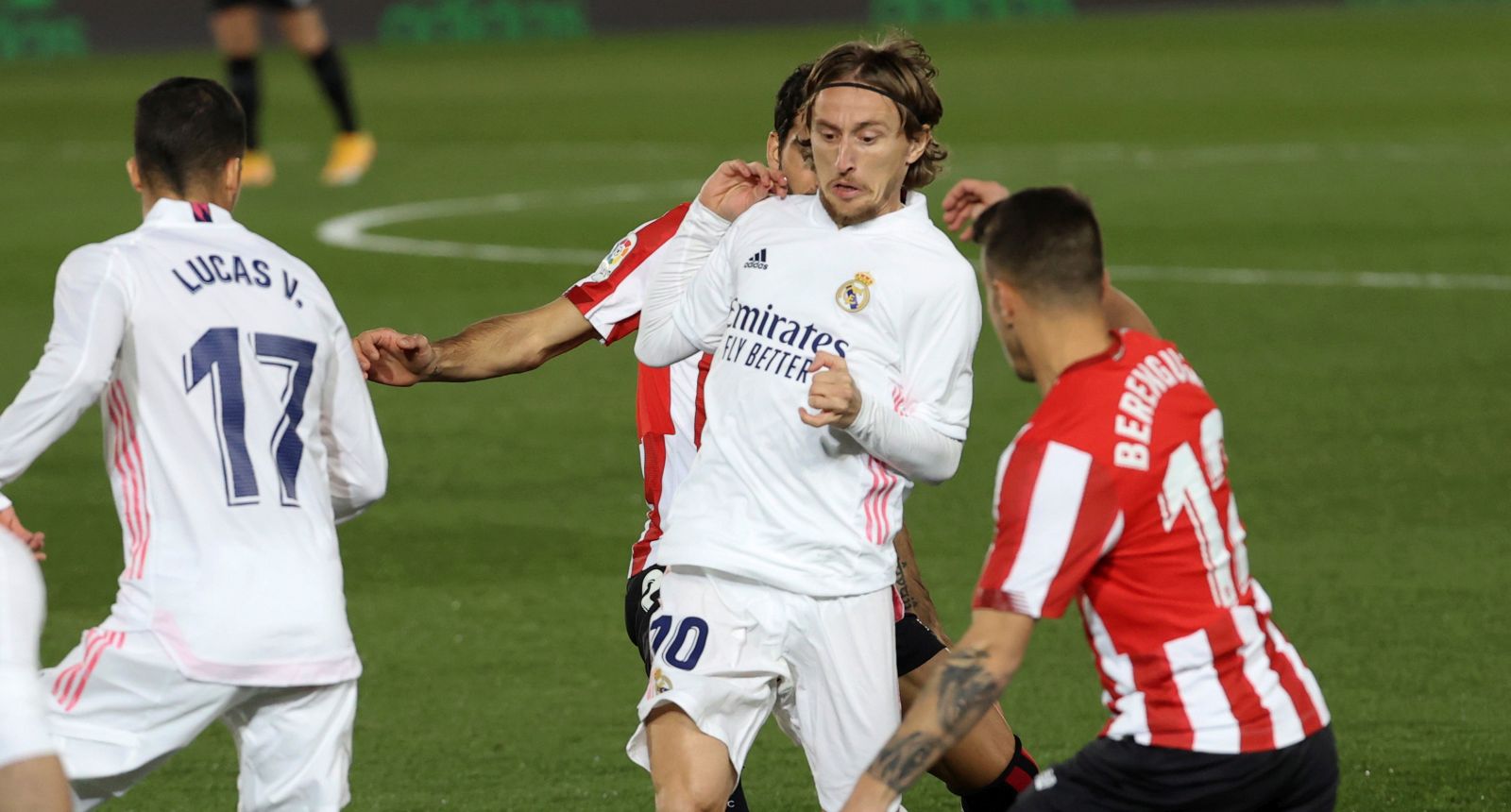 epa08886322 Real Madrid's midfielder Luka Modric (C)  in action during the Spanish LaLiga soccer match between Real Madrid and Athletic Club de Bilbao at Alfredo Di Stefano stadium in Madrid, Spain, 15 December 2020.  EPA/JUANJO MARTIN