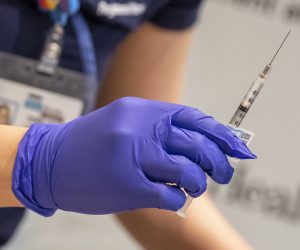 epa08888463 UCLA nurse Eunice Lee prepares a syringe of the Covid-19 vaccine for health care workers at Ronald Reagan UCLA Medical Center, in Westwood, California, USA, 16 December 2020.  EPA/Brian van der Brug / POOL