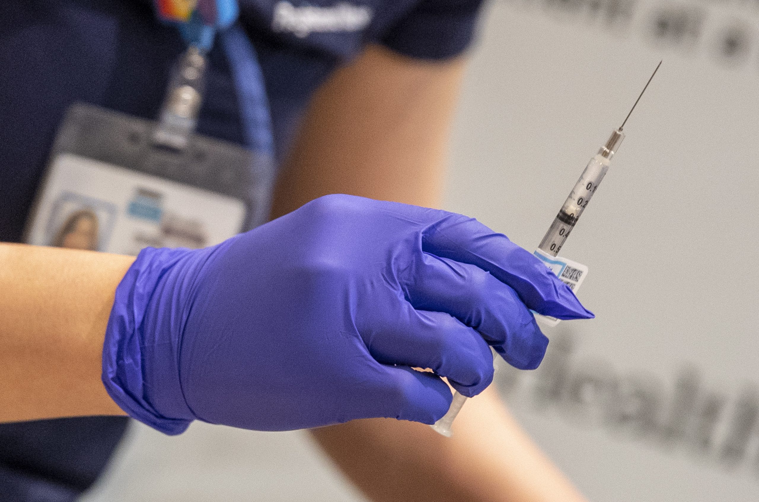 epa08888463 UCLA nurse Eunice Lee prepares a syringe of the Covid-19 vaccine for health care workers at Ronald Reagan UCLA Medical Center, in Westwood, California, USA, 16 December 2020.  EPA/Brian van der Brug / POOL
