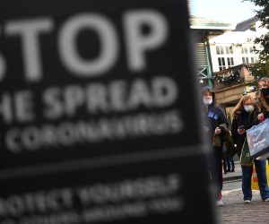 epa08889974 Shoppers in Covent Garden in London, Britain, 17 December 2020. The highest tier for coronavirus rules, Tier 3, has been extended across southern England ahead of the Christmas break. British Prime Minister Boris Johnson has urged people to keep Christmas celebrations short and small to reduce the risk of spreading Covid-19 coronavirus over the festive period.  EPA/NEIL HALL