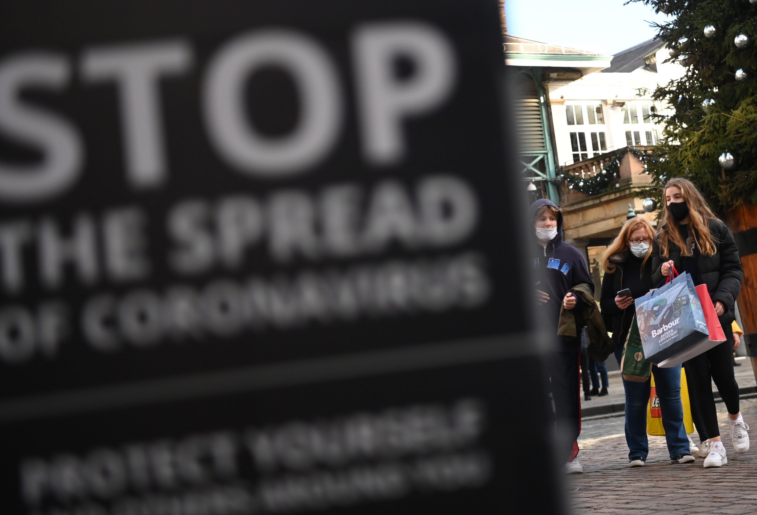 epa08889974 Shoppers in Covent Garden in London, Britain, 17 December 2020. The highest tier for coronavirus rules, Tier 3, has been extended across southern England ahead of the Christmas break. British Prime Minister Boris Johnson has urged people to keep Christmas celebrations short and small to reduce the risk of spreading Covid-19 coronavirus over the festive period.  EPA/NEIL HALL