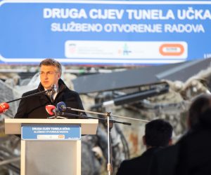 Učka, 17.12.2020. - Predsjednik Vlade Andrej Plenković (na fotografiji) sudjelovao je na svečanom obilježavanju početka radova izgradnje druge cijevi tunela Učka.
foto HINA/ Miljenko KLEPAC/ ml