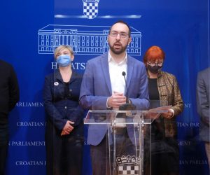 Konferencija za medije Kluba zastupnika zeleno-lijevog bloka
Zagreb, 18.12.2020 - Klub zastupnika zeleno-lijevog bloka u Hrvatskom saboru održao je konferenciju za novinare na temu "Pregled dosadašnjeg rada Kluba zeleno-lijevog bloka u Hrvatskom saboru".
Na fotografiji Tomislav Tomašević.
foto HINA/ Edvard ŠUŠAK/ es