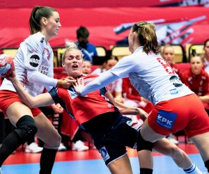 epa08892654 Veronika Kristiansen of Norway against Anne Mette Hansen of Denmark during the EHF Euro 2020 European Women's semi-final Hanfball match between Norway and Denmark at Jyske Bank Boxen in Herning, Denmark, 18 December 2020.  EPA/HENNING BAGGER  DENMARK OUT