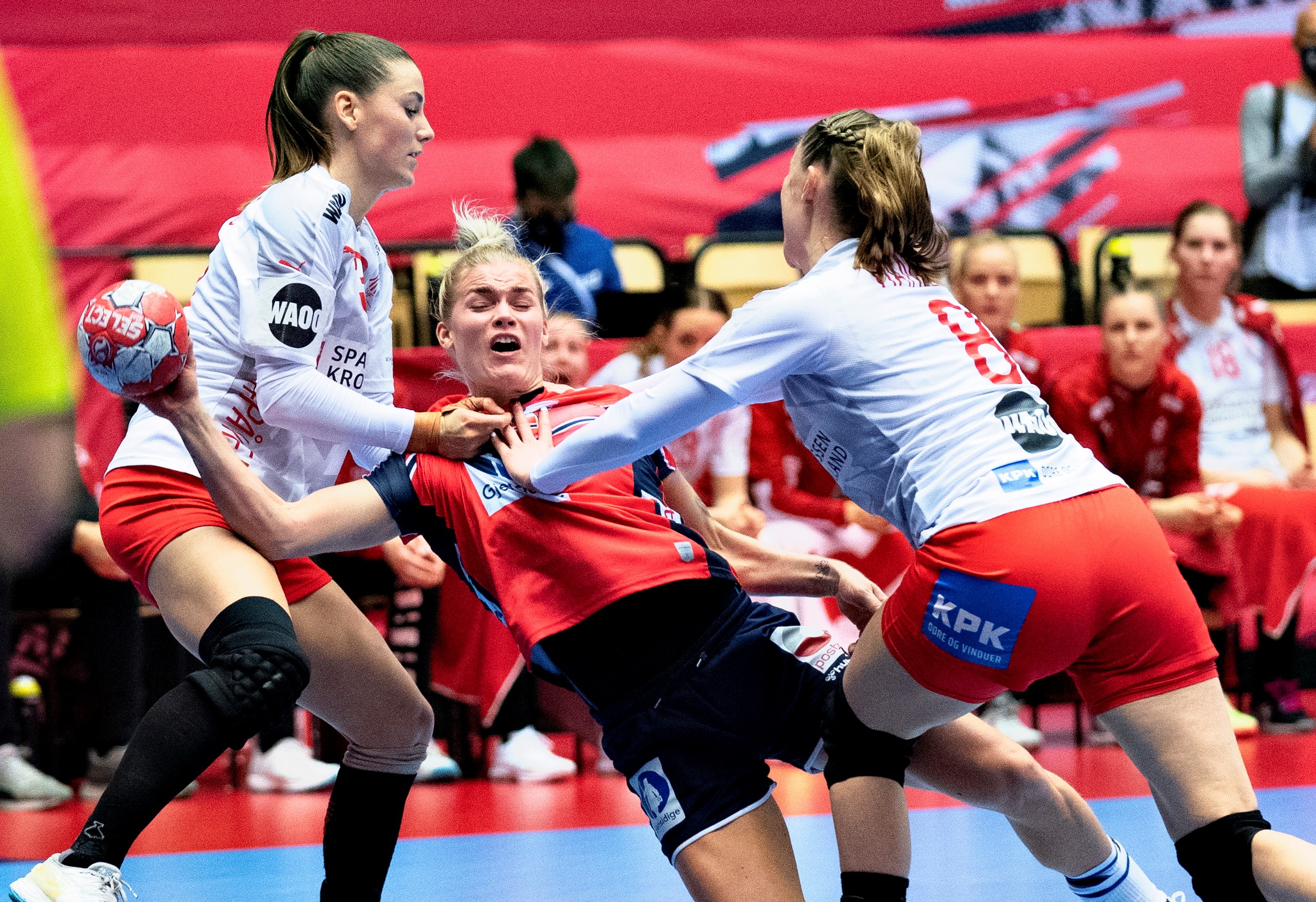 epa08892654 Veronika Kristiansen of Norway against Anne Mette Hansen of Denmark during the EHF Euro 2020 European Women's semi-final Hanfball match between Norway and Denmark at Jyske Bank Boxen in Herning, Denmark, 18 December 2020.  EPA/HENNING BAGGER  DENMARK OUT