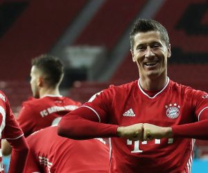 epa08894554 Robert Lewandowski (R) of FC Bayern Munich celebrates with teammates after scoring the winning goal during the German Bundesliga soccer match between Bayer 04 Leverkusen and FC Bayern Munich at BayArena in Leverkusen, Germany, 19 December 2020.  EPA/LARS BARON / POOL CONDITIONS - ATTENTION:  The DFL regulations prohibit any use of photographs as image sequences and/or quasi-video.
