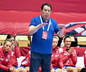 epa08896073 Coach Nenad Sostaric of Croatia reacts during the bronze medal match between Croatia and Denmark at the EHF Euro 2020 women's European Championships in Herning, Denmark, 20 December 2020.  EPA/HENNING BAGGER  DENMARK OUT