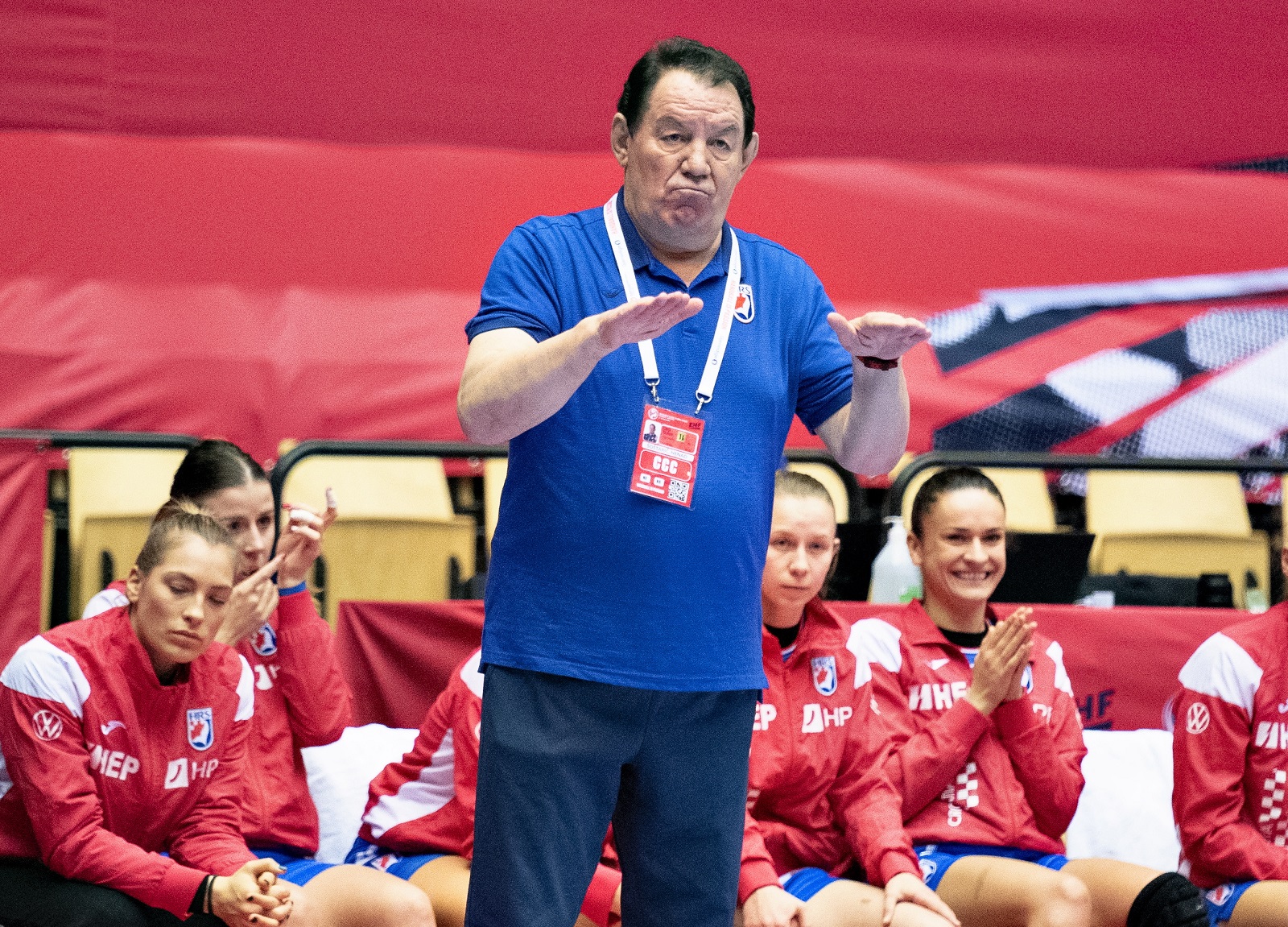 epa08896073 Coach Nenad Sostaric of Croatia reacts during the bronze medal match between Croatia and Denmark at the EHF Euro 2020 women's European Championships in Herning, Denmark, 20 December 2020.  EPA/HENNING BAGGER  DENMARK OUT