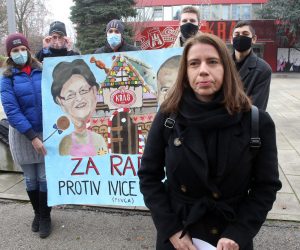 Zagreb, 21.12.2020 - Na konferenciji za medije Radničke fronte ispred tvornice KRAŠ saborska zastupnica Katarina Peović govorila je o uništavanju proizvodnje i kršenju radničkih prava.
Foto HINA/ Dario GRZELJ/ dag