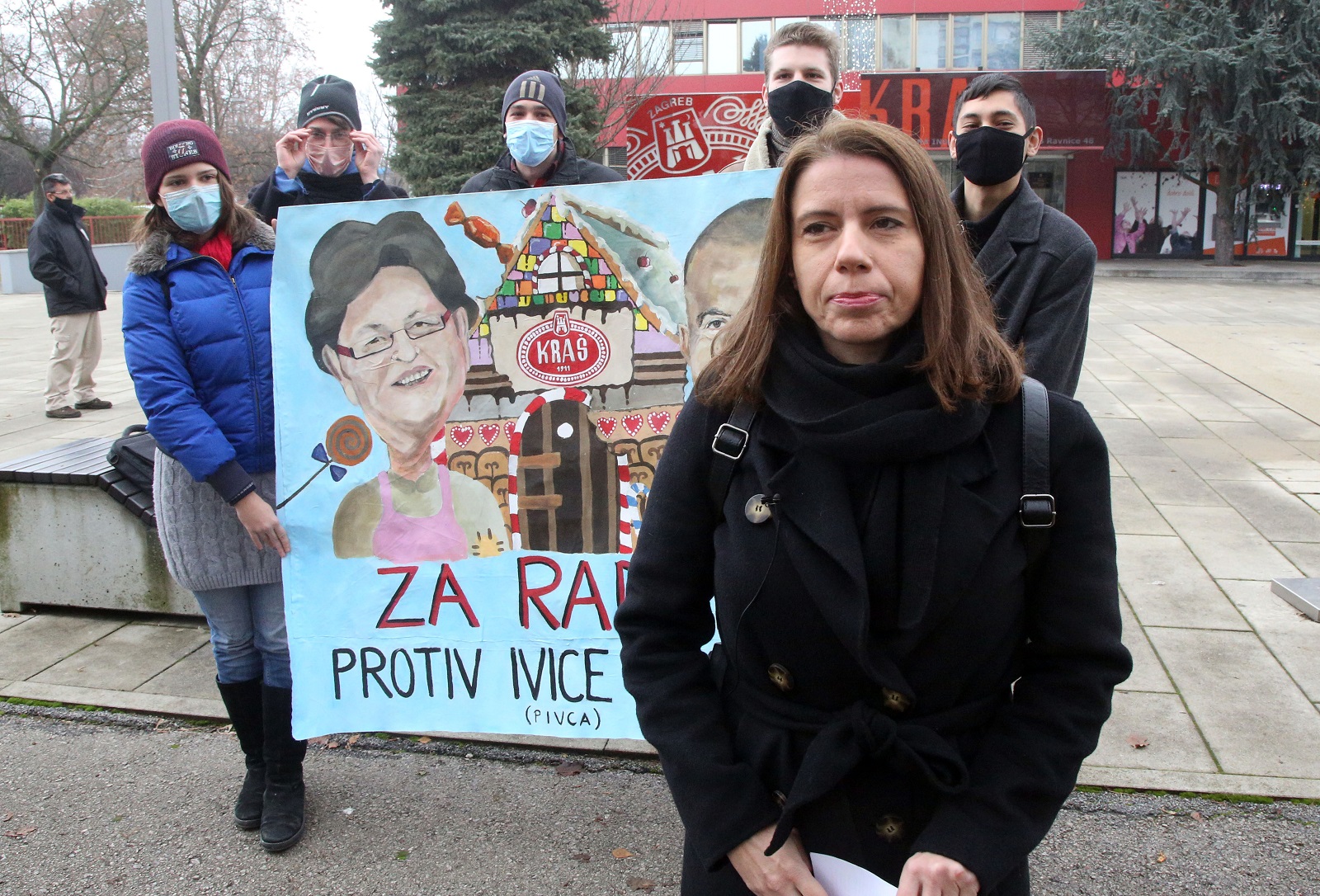Zagreb, 21.12.2020 - Na konferenciji za medije Radničke fronte ispred tvornice KRAŠ saborska zastupnica Katarina Peović govorila je o uništavanju proizvodnje i kršenju radničkih prava.
Foto HINA/ Dario GRZELJ/ dag