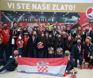 Zagreb, 21.12.2020. - Hrvatska ženska seniorska reprezentacija nakon osvajanja brončane medalje dolšla je s Europskog prvenstva iz Danske na zagrebački aerodrom "Franjo Tuđman".
foto HINA/ Damir SENČAR/ ml