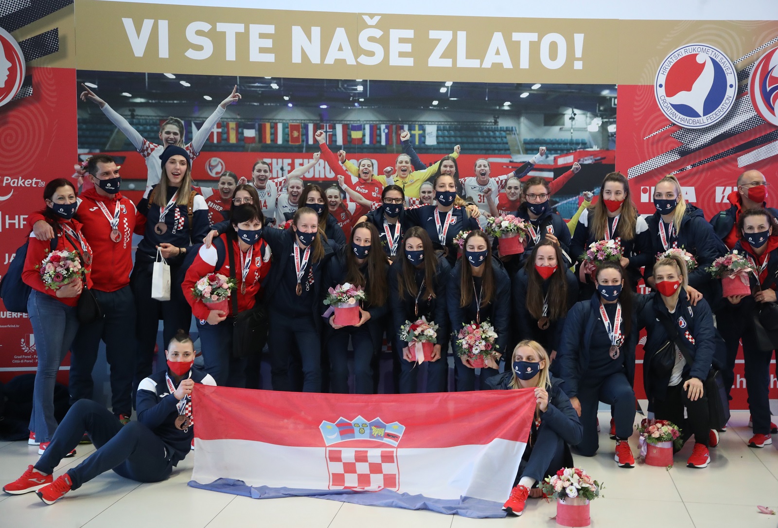 Zagreb, 21.12.2020. - Hrvatska ženska seniorska reprezentacija nakon osvajanja brončane medalje dolšla je s Europskog prvenstva iz Danske na zagrebački aerodrom "Franjo Tuđman".
foto HINA/ Damir SENČAR/ ml