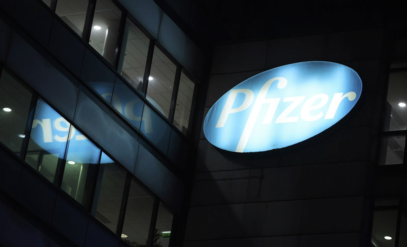 epa08898700 An exterior view of a logo on a building  of biopharmaceutical company Pfizer in Paris, France, 21 December 2020. The European Commission approved to use the Pfizer Biontech vaccine after the European Medicines Agency (EMA) gave the green light to European countries to start COVID-19 vaccinations in the coming days, following regulatory approval for the use of a shot jointly developed by US company Pfizer and its German partner BioNTech.  EPA/Julien de Rosa