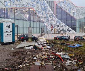 Zagreb, 22.12.2020. - Zapušteno reciklažno dvorište (RD) Tunel pokraj nove sljemenske žičare po hitnoj proceduri je uklonjeno, no lokacija nije propisno sanirana niti ograđena, pa je opasna po zdravlje prolaznika. Na fotografiji iza hitnog uklanjanja RD Tunel, ostalo je nesanirano tlo kontaminirano teškim metalima. RD Tunel, u kojem su se tijekom dva desetljeća nepravilno skupljale fluorescentne cijevi sa živom, nije imao geološku membranu ili filtere koje bi spriječili kontaminaciju tla.
foto HINA/ Robert Kakarigi/ ml
