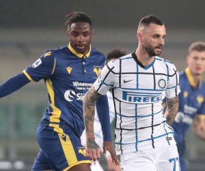 epa08901323 Inter’s Marcelo Brozovic (C) in action during the Italian Serie A soccer match Hellas Verona FC vs FC Inter at Marcantonio Bentegodi stadium in Verona, Italy, 23 December 2020.  EPA/FILIPPO VENEZIA