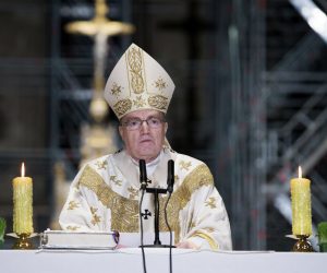 Zagreb, 25.12.2020.- Nadbiskup zagrebački, kardinal Josip Bozanić predvodio je misu polnoćku u zagrebačkoj Katedrali. 
foto HINA/ Zagrebačka nadbiskupija/ Bernard Čović, GK/ ua