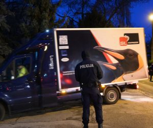 Zagreb, 26.12.2020. - Ravnatelj Hrvatskog zavoda za javno zdravstvo, doc. Krunoslav Capak i koordinatori distribucije, dočekali su danas u 6 sati ujutro prvih 9750 doza cjepiva protiv koronavirusa tvrtke Pfizer-BioNTech, izvijestio je u subotu HZJZ. foto HINA/ HZJZ/ ml