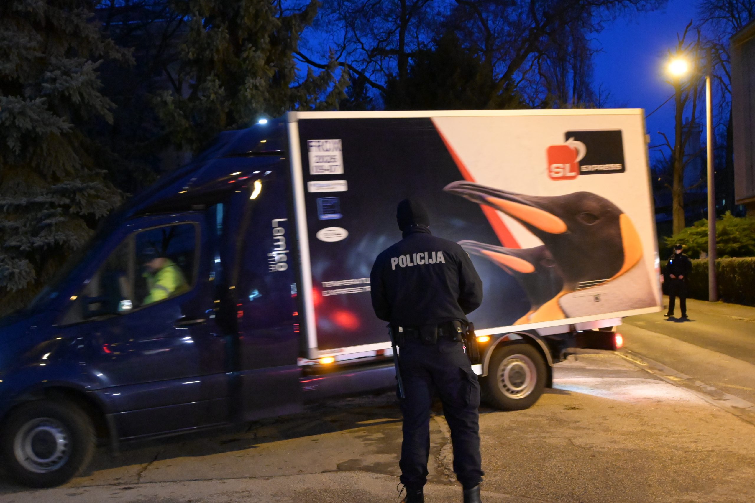 Zagreb, 26.12.2020. - Ravnatelj Hrvatskog zavoda za javno zdravstvo, doc. Krunoslav Capak i koordinatori distribucije, dočekali su danas u 6 sati ujutro prvih 9750 doza cjepiva protiv koronavirusa tvrtke Pfizer-BioNTech, izvijestio je u subotu HZJZ. foto HINA/ HZJZ/ ml