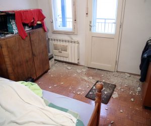 Petrinja, 28.12.2020.- Potres jakosti 5,2 pogodio je u ponedjeljak ujutro sjeverozapadni dio Hrvatske s epicentrom 14 kilometara sjeveroistoèno od Gline. Na slici tete od potresa u Petrinji. foto HINA/ Damir SENÈAR/ ua