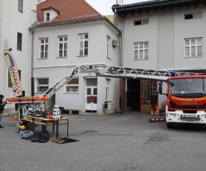 Zagreb,28.12.2020. - Zagrebački gradonačelnik Milan Bandić predao je vatrogasno vozilo za spašavanje s visina Javnoj vatrogasnoj postrojbi (JVP) Grada Zagreba . Za potrebe profesionalne provedbe javne vatrogasne zaštite, Grad Zagreb - Ured za upravljanje u hitnim situacijama je nabavio vozilo - automobilsku vatrogasnu ljestvu nove generacije. Osnovna svrha vatrogasnih auto ljestvi je spašavanje osoba od opasnih situacija na visini, ali i za gašenje požara na visini te za tehničke intervencije.
foto HINA/ Admir BULJUBAŠIĆ/ abu