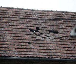 Petrinja, 28.12.2020.- Potres jakosti 5,2 pogodio je u ponedjeljak ujutro sjeverozapadni dio Hrvatske s epicentrom 14 kilometara sjeveroistoèno od Gline. 
foto HINA/ Damir SENÈAR/ ua