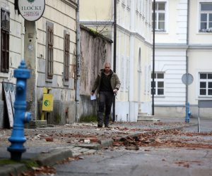 Petrinja, 28.12.2020.- Potres jakosti 5,2 pogodio je u ponedjeljak ujutro sjeverozapadni dio Hrvatske s epicentrom 14 kilometara sjeveroistoèno od Gline. 
foto HINA/ Damir SENÈAR/ ua