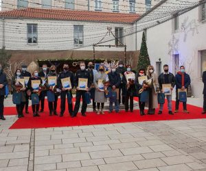 Zadar, 28.12.2020. - Na dodjeli nagrada "Nasmiješeno sunce" kojom se nagrađuju najuspješniji u ostvarenju turističke sezone, nagrada za najboljeg policajca uručena je u ponedjeljak policijskom službeniku Ivici Brkiću, a posadi policijskog plovila "Škabrnja" priznanje za izniman doprinos.
foto HINA/ PU zadarska/ ml