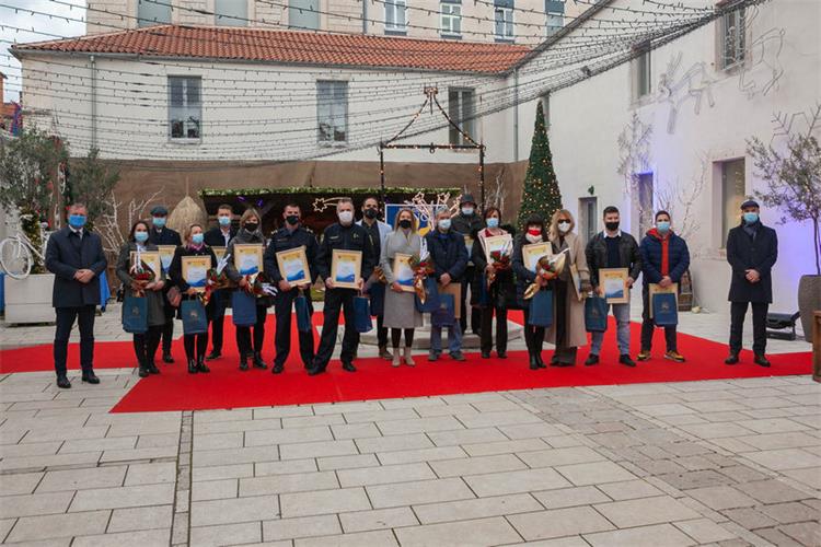 Zadar, 28.12.2020. - Na dodjeli nagrada "Nasmiješeno sunce" kojom se nagrađuju najuspješniji u ostvarenju turističke sezone, nagrada za najboljeg policajca uručena je u ponedjeljak policijskom službeniku Ivici Brkiću, a posadi policijskog plovila "Škabrnja" priznanje za izniman doprinos.
foto HINA/ PU zadarska/ ml