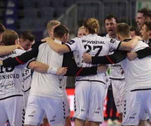 epa08908521 Kiel's players celebrate after winning the 2020 EHF FINAL4 Handball Champions League semi final match between THW Kiel and Telekom Veszprem HC in Cologne, Germany, 28 December 2020.  EPA/FRIEDEMANN VOGEL
