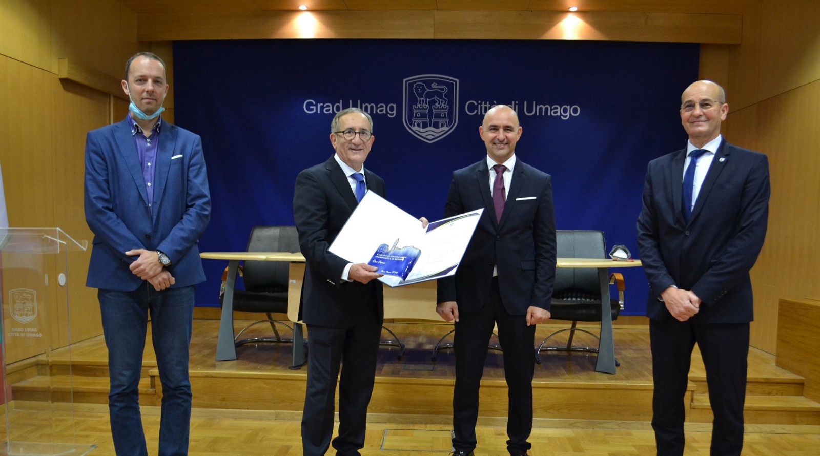 Umag, 31.12.2020 - Izborniku hrvatske rukometne reprezentacije Umaaninu Linu Cervaru urucena je u cetvrtak nagrada za ivotno djelo shodno odluci umakog gradskog vijeca, izvijestili su iz Grada Umaga.
foto HINA/ ds