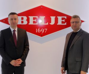 Zagreb, 31.12.2020 - Fortenova grupa u cetvrtak je preuzela proizvodni pogon osjecke mljekare u kojoj ce od 1. sijecnja 2021. Belje plus nastaviti 70-godinju tradiciju proizvodnje mlijecnih proizvoda te zaposliti 88 radnika. Na slici glavni izvrni direktor Fortenova grupe Fabris Peruko i predsjednik Uprave Belja Andrej Dean.
foto HINA/ Mario Romulic & Drazen Stojcic/ ds