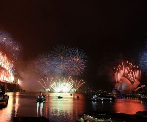 epa08912420 The midnight fireworks light up Sydney Harbour and the Sydney Harbour Bridge during New Year’s Eve celebrations in Sydney, Austrlia, 01 January 2021. Sydneysiders were asked to stay home and watch the fireworks on television this year to due the COVID-19 pandemic.  EPA/DAN HIMBRECHTS  AUSTRALIA AND NEW ZEALAND OUT
