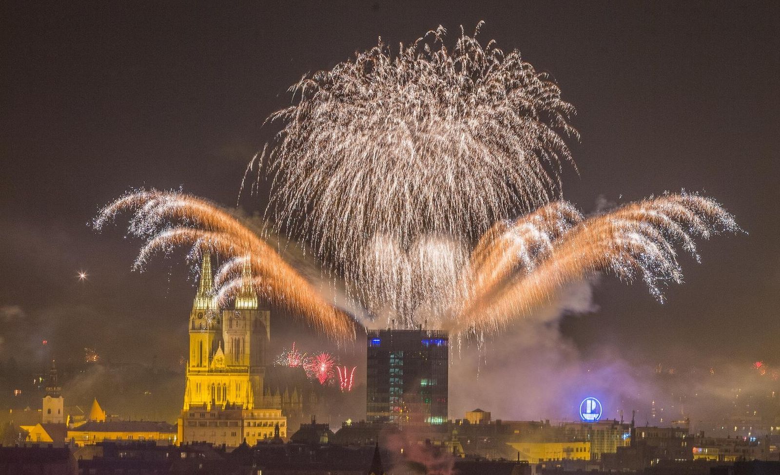 01.01.2020., Zagreb - Novogodisnji vatromet na nebu iznad Zagreba. 
Photo: Luka Stanzl/PIXSELL