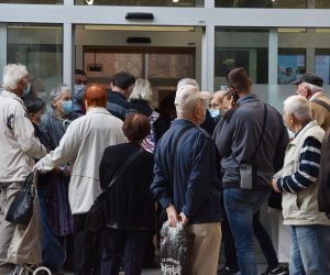 01.10.2020., Sibenik - Pocetkom mjeseca stvaraju se velike guzve ispred banaka zbog isplate mirovina.
Photo: Hrvoje Jelavic/PIXSELL