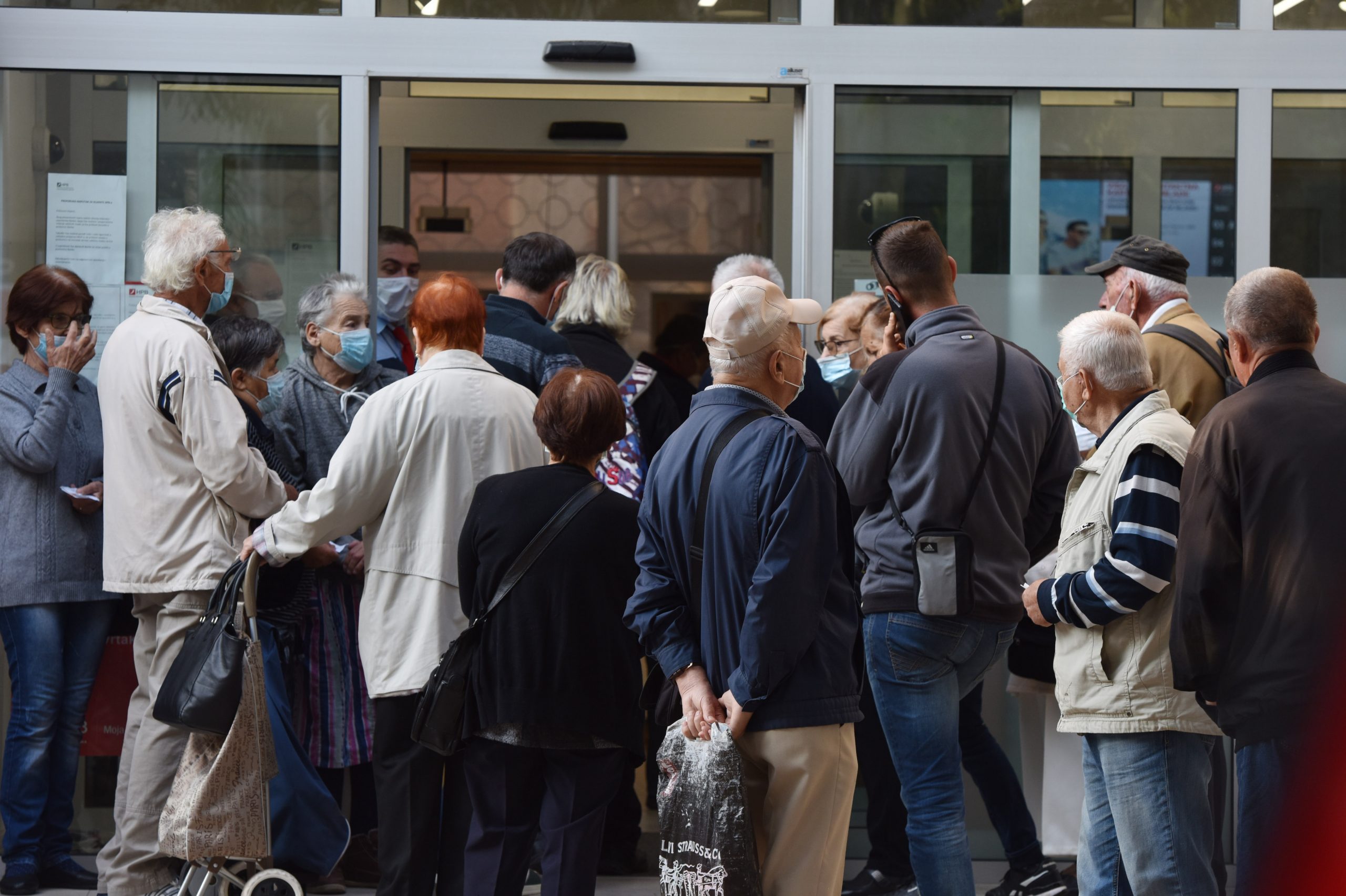 01.10.2020., Sibenik - Pocetkom mjeseca stvaraju se velike guzve ispred banaka zbog isplate mirovina.
Photo: Hrvoje Jelavic/PIXSELL