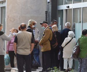01.10.2020., Sibenik - Pocetkom mjeseca stvaraju se velike guzve ispred banaka zbog isplate mirovina.
Photo: Hrvoje Jelavic/PIXSELL