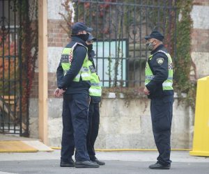 01.11.2020.,  Zagreb  - Covid redari koji osiguravaju provodjenje epidemioloskih mjera na groblju Mirogoj na blagdan Svih svetih.
Photo: Igor Kralj/PIXSELL