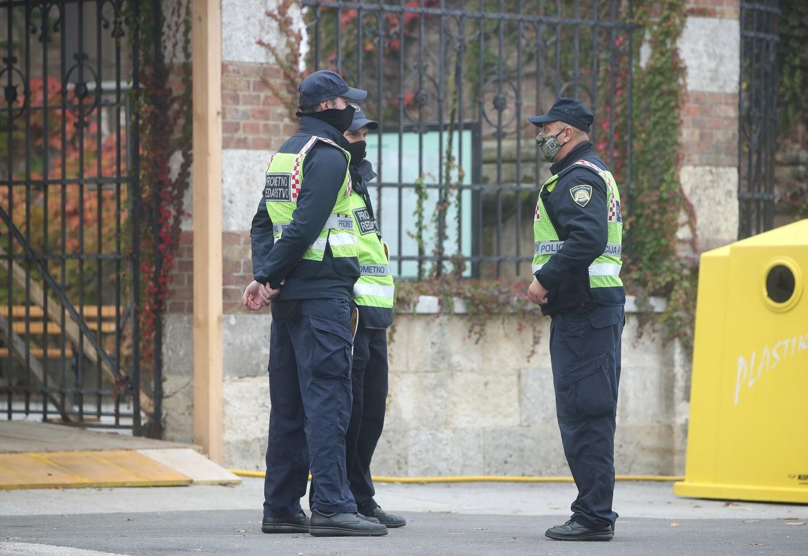 01.11.2020.,  Zagreb  - Covid redari koji osiguravaju provodjenje epidemioloskih mjera na groblju Mirogoj na blagdan Svih svetih.
Photo: Igor Kralj/PIXSELL