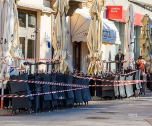 01.12.2020.., Pula - 
Zbog epidemioloskih mjera i zabrane rada puljani nemogu sjediti u omiljenim kaficima i ispijati kavicu ali zato mogu sa "kavicom za van" uzivati u suncu na gradskim klupicama, na trgovcima i parkovima. Zarvoren kafic kraj zelene trznice.
Photo: Srecko Niketic/PIXSELL