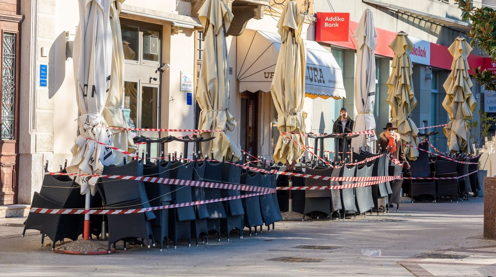 01.12.2020.., Pula - 
Zbog epidemioloskih mjera i zabrane rada puljani nemogu sjediti u omiljenim kaficima i ispijati kavicu ali zato mogu sa "kavicom za van" uzivati u suncu na gradskim klupicama, na trgovcima i parkovima. Zarvoren kafic kraj zelene trznice.
Photo: Srecko Niketic/PIXSELL