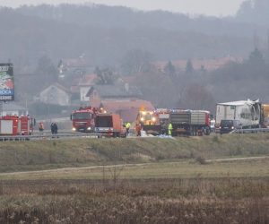 02.12.2020., Zabok - Teska prometna nesreca na autocesti A2 Zagreb-Macelj izmedju cvorova Zabok i Sveti Kriz Zacretje.  u nesreci su sudjelovali kamion i dva auta, dvoje lakse ozlijedjenih je iz kamiona, dok su osobe iz automobila prosle bez ozlijeda. Zbog nesrece je zatvorena autocesta A2 Zagreb-Macelj

Photo: Davor Puklavec/PIXSELL