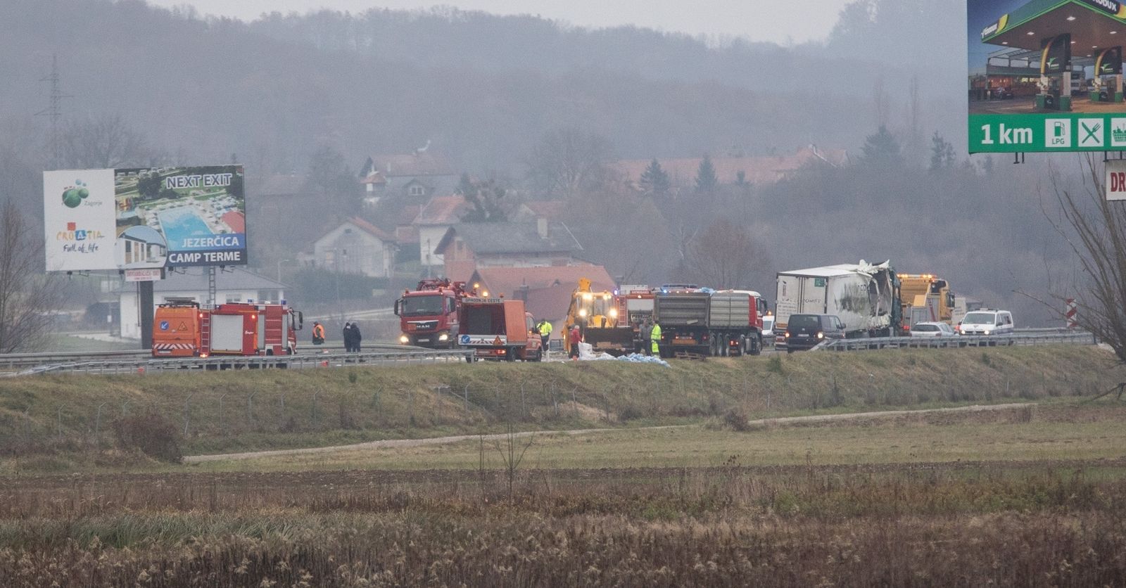 02.12.2020., Zabok - Teska prometna nesreca na autocesti A2 Zagreb-Macelj izmedju cvorova Zabok i Sveti Kriz Zacretje.  u nesreci su sudjelovali kamion i dva auta, dvoje lakse ozlijedjenih je iz kamiona, dok su osobe iz automobila prosle bez ozlijeda. Zbog nesrece je zatvorena autocesta A2 Zagreb-Macelj

Photo: Davor Puklavec/PIXSELL